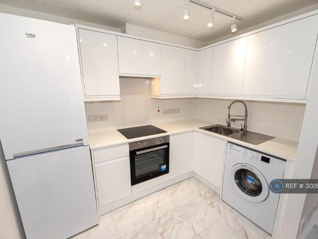 Sheppard Drive, London, SE16 2 bed flat to rent £2,195 pcm £507 pw