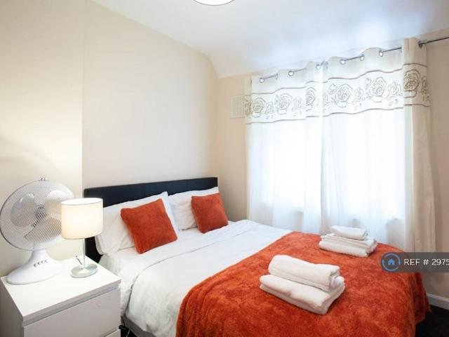 Sheppey Road, Dagenham, RM9 2 bed terraced house to rent £1,960 pcm £452 pw