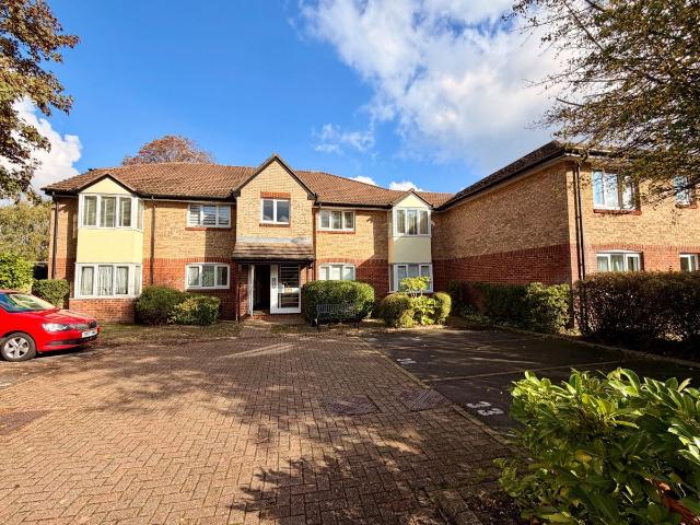 Shepperton Court, Shepperton TW17, 1 bed flat to rent, £1,295 pcm | PrimeLocation