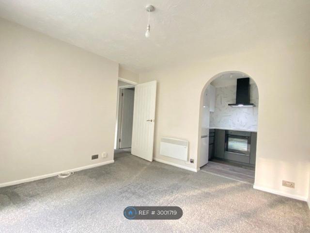 Shepperton Court, Shepperton TW17, 1 bed flat to rent, £1,350 pcm | PrimeLocation