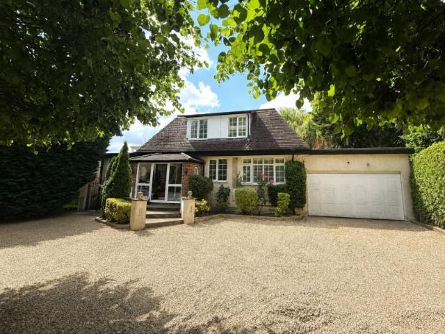 Shepperton, Surrey, TW17 3 bed detached house to rent £3,500 pcm £808 pw