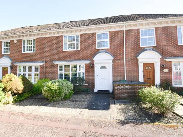 Sheraton Close, Eastbourne BN21 3 bed terraced house to rent £1,700 pcm £392 pw