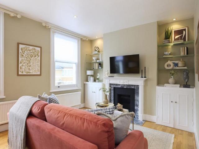 Sherbrooke Road London SW6 2 bed flat to rent £4,500 pcm £1,038 pw