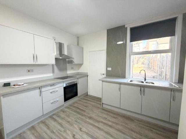 Sherbrooke Road, Nottingham, NG5 4 bed house to rent £1,175 pcm £271 pw