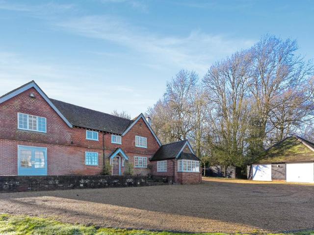 Shere Road, Leatherhead, KT24 4 bed detached house to rent £4,500 pcm £1,038 pw