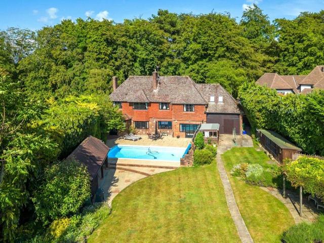 Shere Road, West Horsley, KT24 4 bed detached house to rent £5,000 pcm £1,154 pw