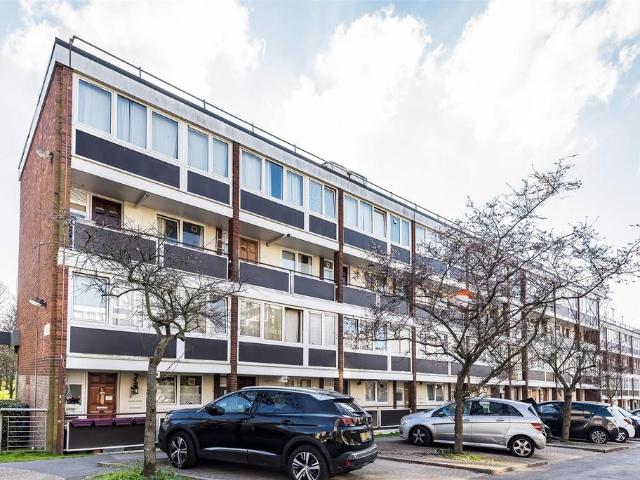 Sherfield Gardens, Roehampton SW15 4 bed flat to rent £2,450 pcm £565 pw