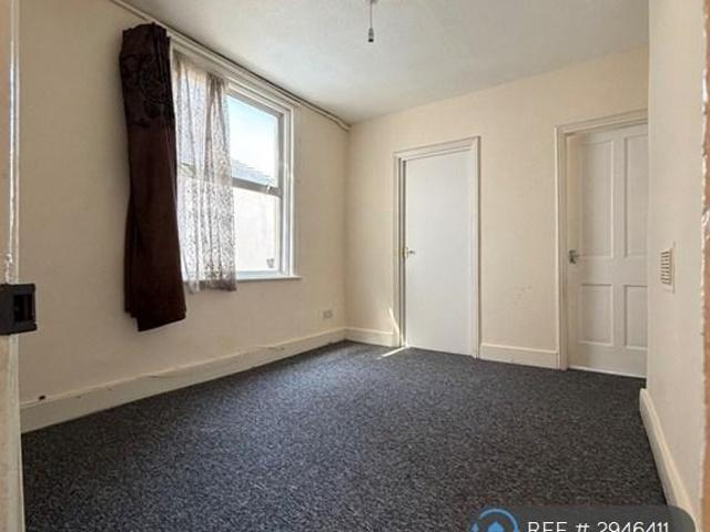 Sheringham Avenue, London, E12 3 bed flat to rent £2,300 pcm £531 pw
