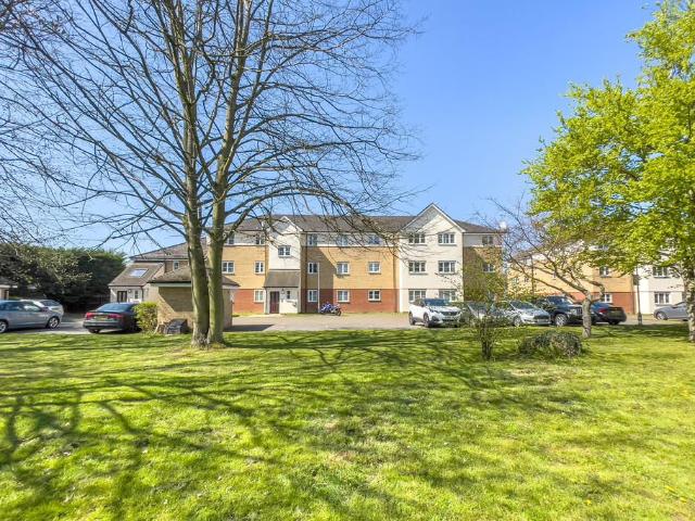 Sherriff Close, Esher, Epsom KT10, 2 bed flat to rent, £1,600 pcm | PrimeLocation