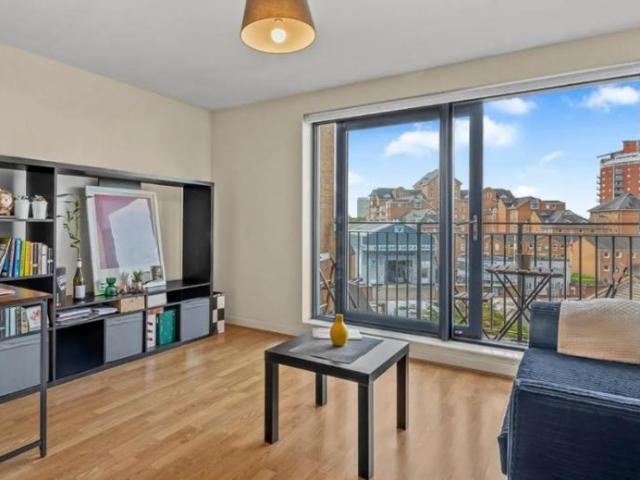 Sherwood Gardens, Isle Of Dogs. 1 bed flat to rent £1,695 pcm £391 pw