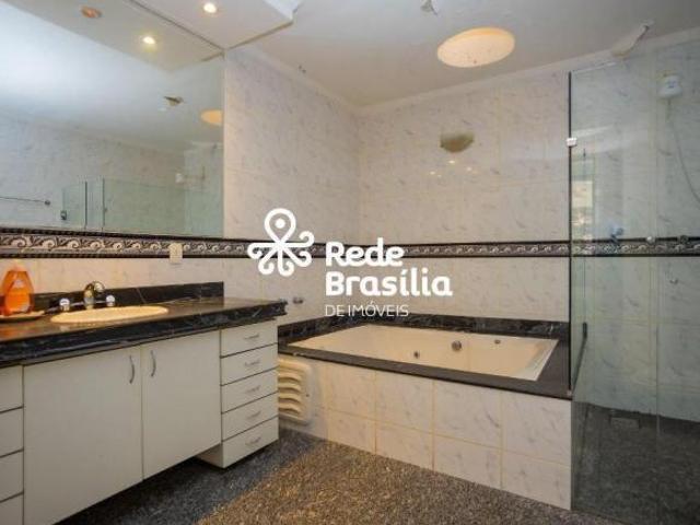 SHIGS 705 Casa com 5 quartos suítes HP5 aceita financiamento e FGTS Asa Sul