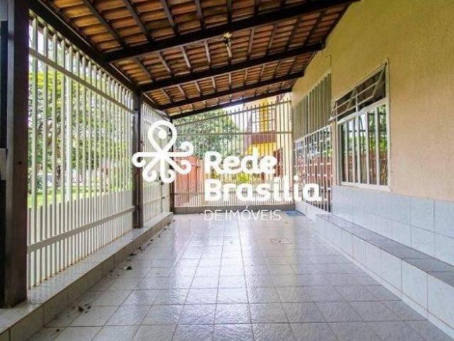 SHIGS 708 Casa com 4 quartos 1 suíte aceita financiamento e FGTS Asa Sul