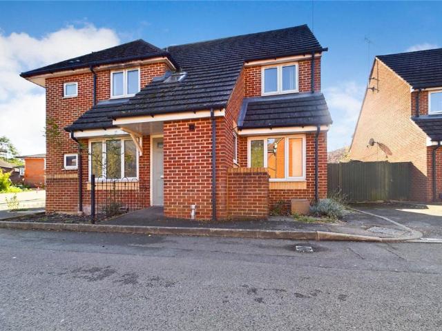 Shilling Close, Tilehurst, Reading. 3 bed semi detached house to rent £1,650 pcm £381 pw