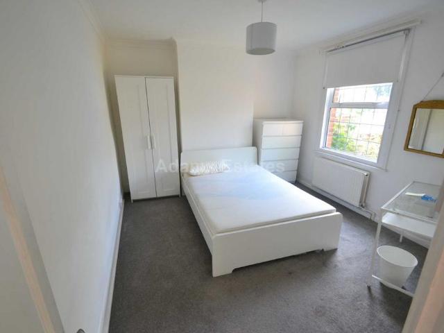 Shinfield Road, Reading 3 bed end of terrace house to rent £1,800 pcm £415 pw