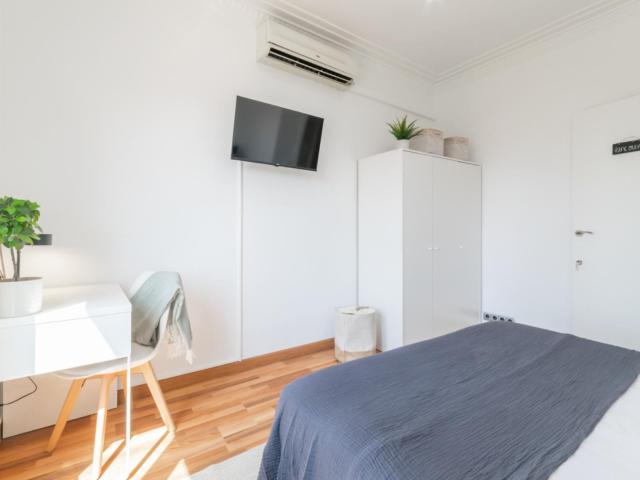 Shiny double bedroom with a balcony, in Les Tres Torres