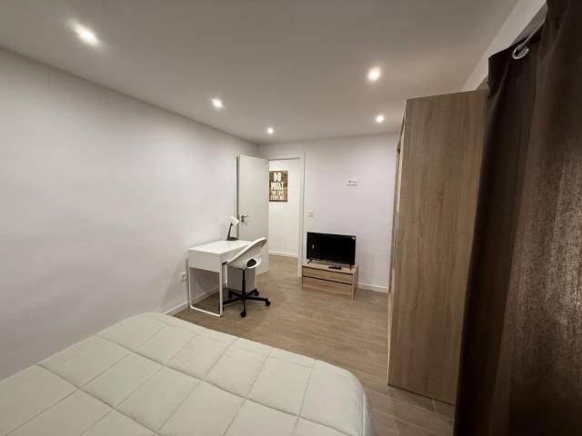 Shiny double bedroom close to the city center