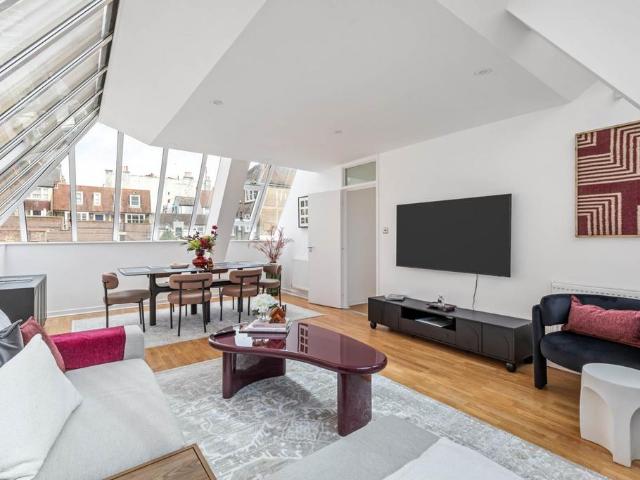 Ship Street, Brighton 2 bed flat to rent £3,792 pcm £875 pw