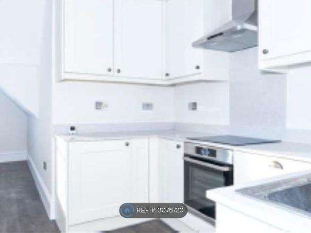 Shipbourne Road, Tonbridge TN10, 2 bed flat to rent, £1,495 pcm | PrimeLocation