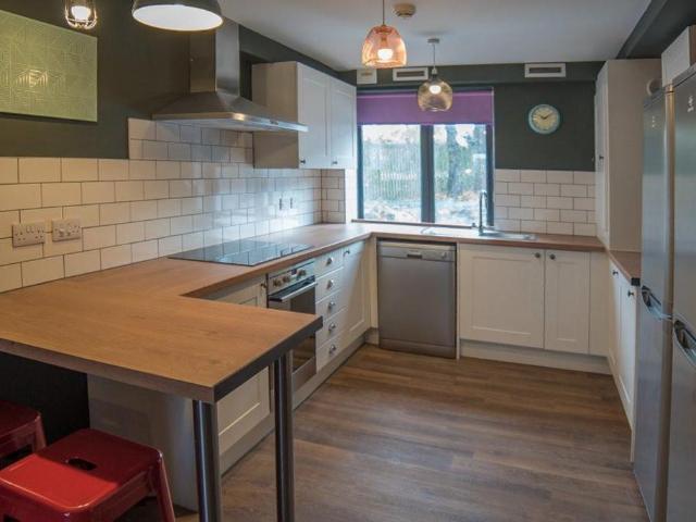 Shire Oak Road, Leeds LS6 1 bed in a flat share to rent £429 pcm £99 pw