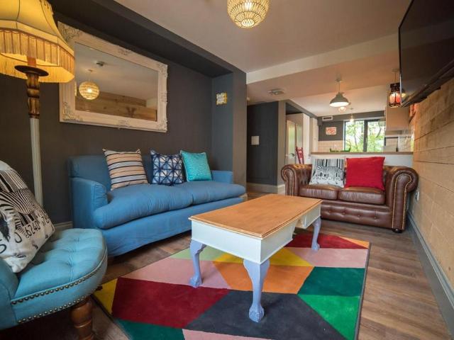 Shire Oak Road, Leeds LS6 1 bed in a flat share to rent £472 pcm £109 pw
