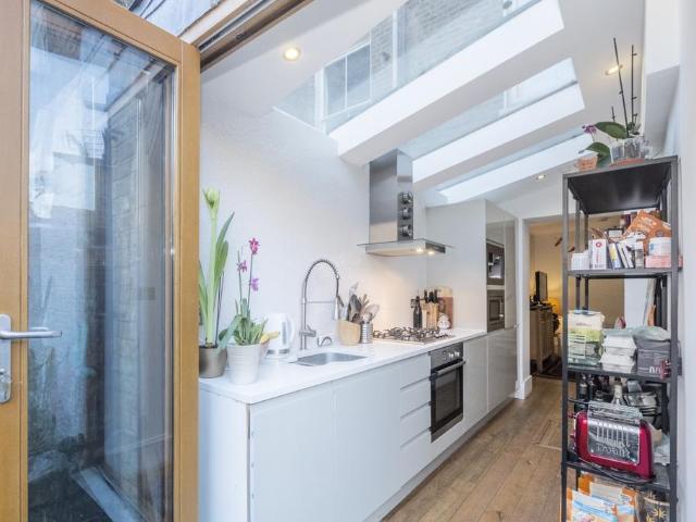 Shirland Road Maida Vale W9 2 bed apartment to rent £3,300 pcm £762 pw