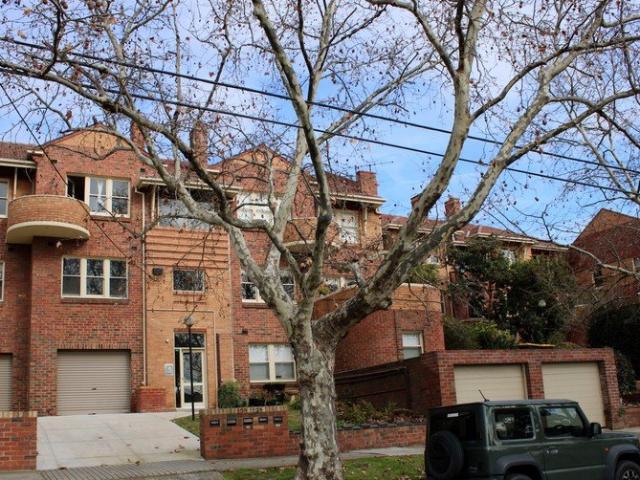 SHIRLEY COURT CHARMING ART DECO TWO BEDROOM APARTMENT WITH VIEWS TO TRAVANCORE PARK