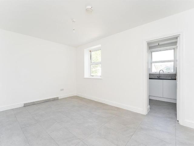Shirley Gardens, Ealing W7, 1 bed flat to rent, £1,500 pcm | PrimeLocation