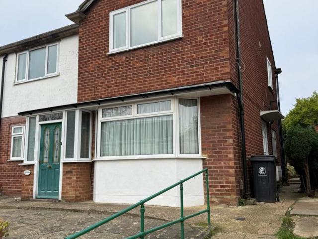 Shrublands Close, Chigwell IG7 2 bed flat to rent £1,650 pcm £381 pw