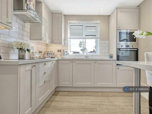 Shrublands Close, Chigwell, IG7 2 bed maisonette to rent £1,850 pcm £427 pw