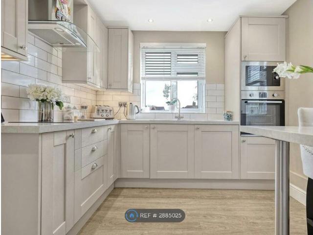 Shrublands Close, Chigwell IG7, 2 bed maisonette to rent, £1,850 pcm | PrimeLocation