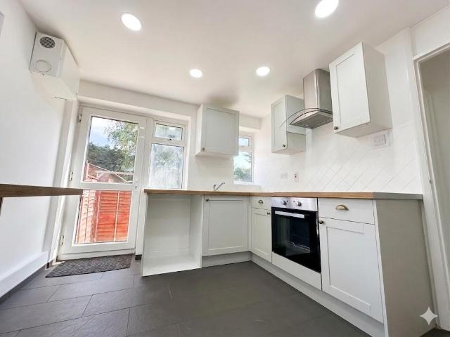 Shrublands Close, Chigwell 2 bed ground floor flat to rent £1,900 pcm £438 pw