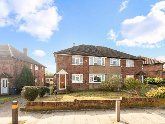 Shrewsbury Close, Surbiton KT6, 2 bed flat to rent, £1,850 pcm | PrimeLocation