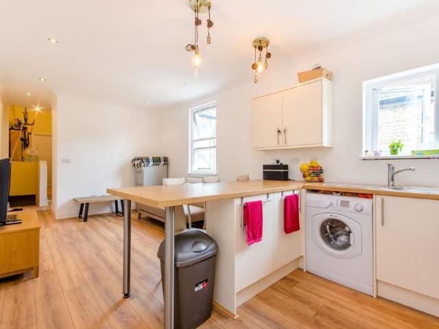 Shrewsbury Road, Forest Gate, London, E7 3 bed flat to rent £2,500 pcm £577 pw