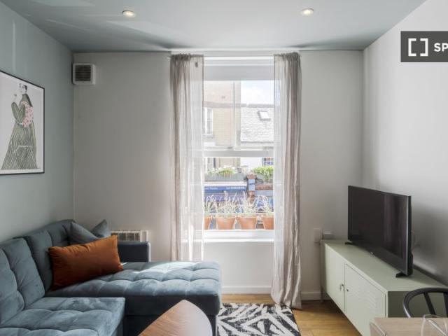 Shrine to the Vine, 27 Broadway Market, London, E8 4PH, United Kingdom | 1 bed apartment for rent #150327918 | Rentberry