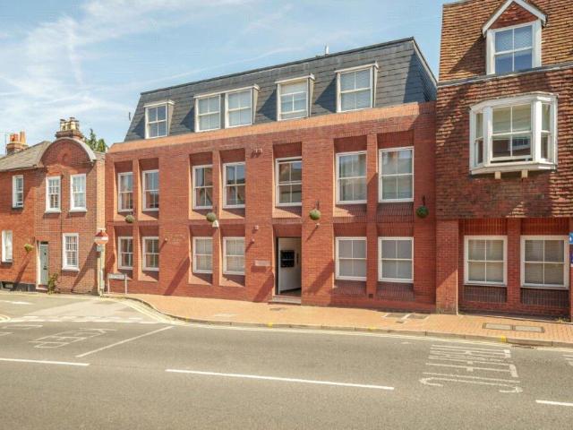 Shute End, Berkshire RG40 1 bed apartment to rent £1,295 pcm £299 pw
