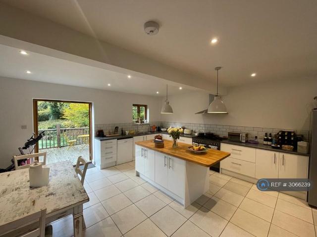 Shucknall, Hereford, HR1 3 bed semi detached house to rent £1,400 pcm £323 pw