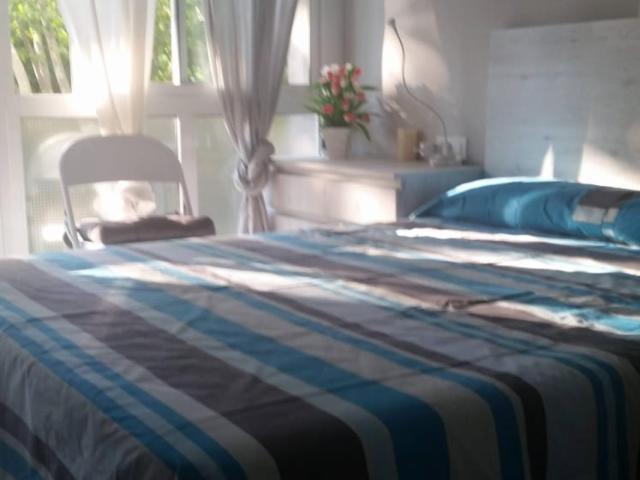 Shunny double bed room with private bathroom next to Sant Martí