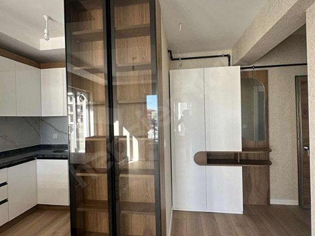 SİTE İÇERİSİNDE GENİŞ BALKONLU ARA KAT 1+1 DAİRE