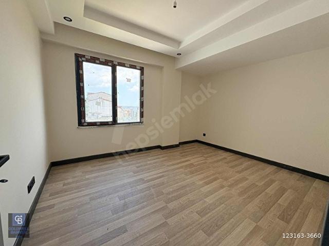 SİTE İÇERİSİNDE KAPALI OTOPARKLI 2+1 ARA KAT DAİRE