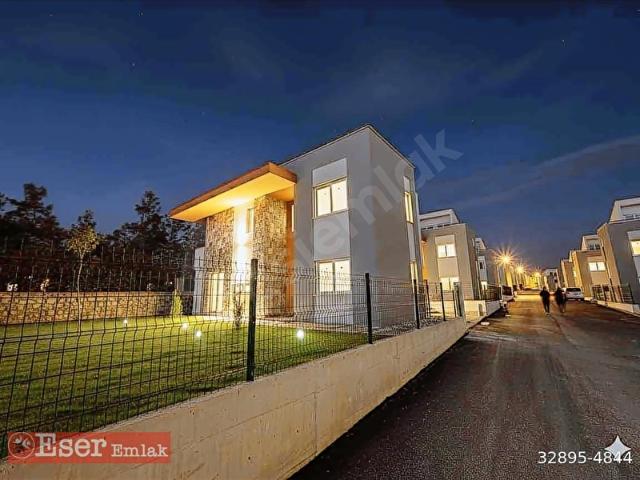 SİTENİN EN DEĞERLİSİ MERKEZİ KONUMDA GENİŞ ARSALİ KÖŞE VİLLA