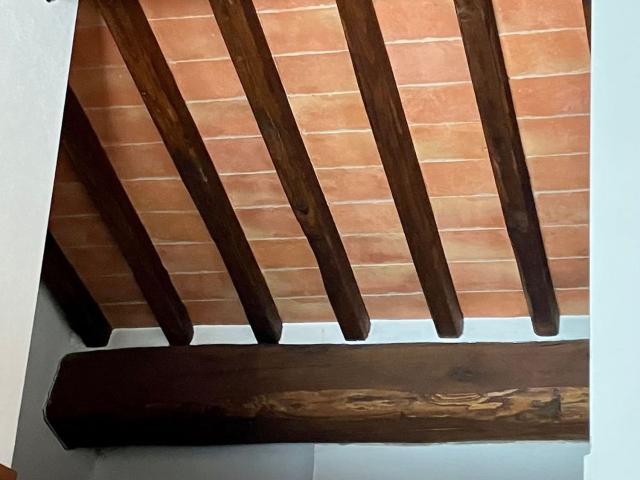 Si affitta a referenziati o ditteA soli 300 metri dal centro storico di Radda villetta terra tetto con giardino e garage con bella vista panoramicaLa proprietà si compone di zona giorno con cucina pranzo soggiorno e bagno al piano terreno, camera matrimon
