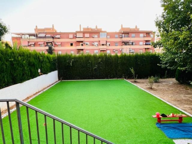 ¡Si buscas un piso con piscina y todas las comodidades en Granada! ✨ este es el tuyo.