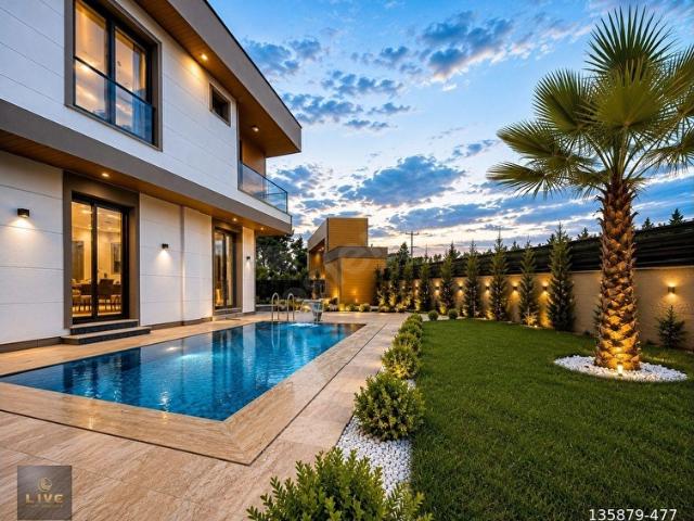SİLİVRİ'DE HAVUZLU SİTE İÇİ LÜKS VİLLA GENİŞ BAHÇE MODERN MİMARİ
