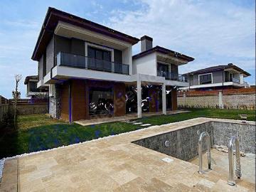SİLİVRİDE ÖZEL HAVUZLU MODERN MİMARİLİ MÜSTAKİL SATILIK VİLLA