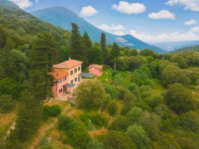 Si propone in vendita casale composto da due unità immobilia. 262m² San Giuliano Terme