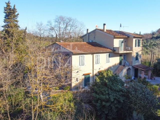 Si propone in vendita la porzione ovest, di un vecchio casol. 306m² Treggiaia