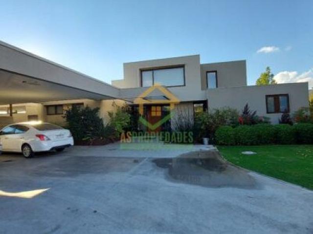Si puedes escoger donde vivir, entonces escoge lo mejor. Casa mediterránea en exclusivo condominio Chicureo