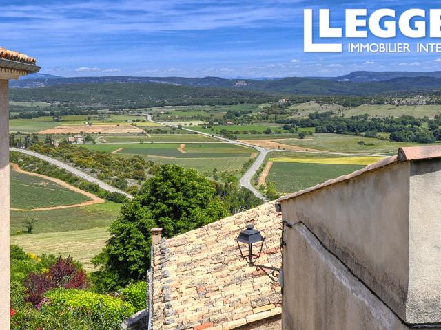 SIMIANE LA ROTONDE, PROVENCE Charmant appartement avec jardin et potentiel commercial. Entièrement rénové !