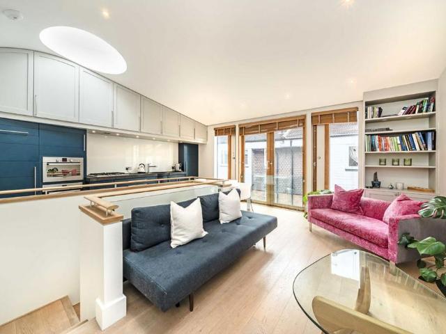 Simon Close, London W11 2 bed terraced house to rent £5,000 pcm £1,154 pw