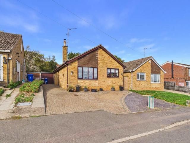Simons Walk, Pattishall, NN12 3 bed detached bungalow to rent £1,450 pcm £335 pw